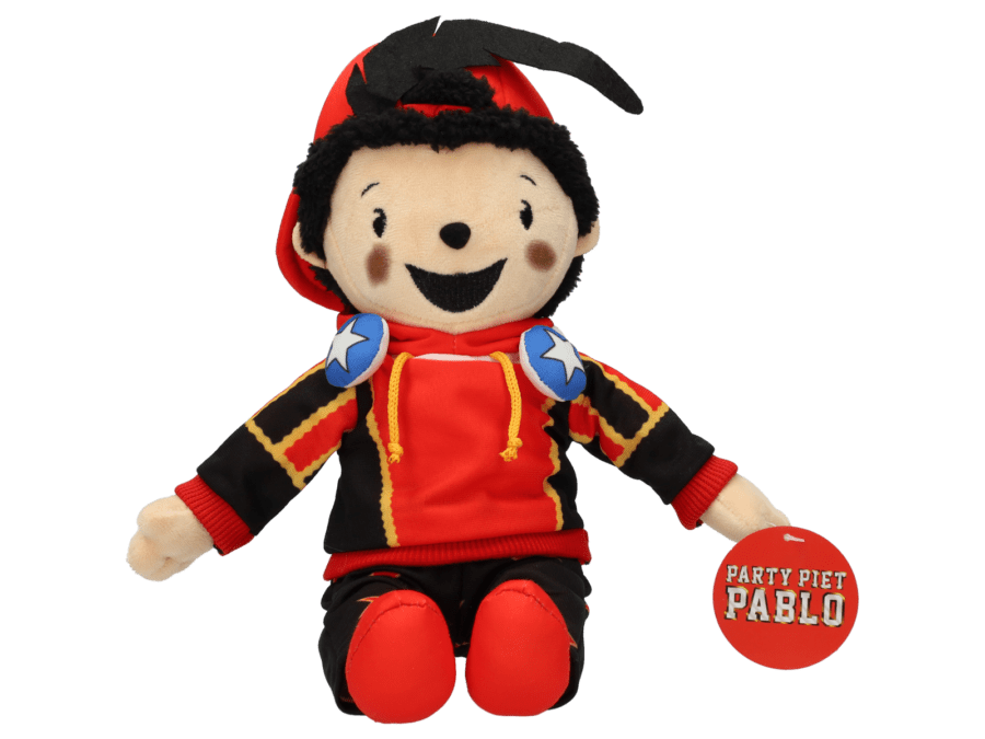 Kind krijgt een knuffel van Sinterklaas tijdens de show