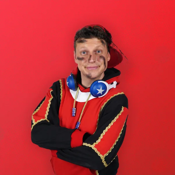 Party Piet Pablo zingt en danst op het podium