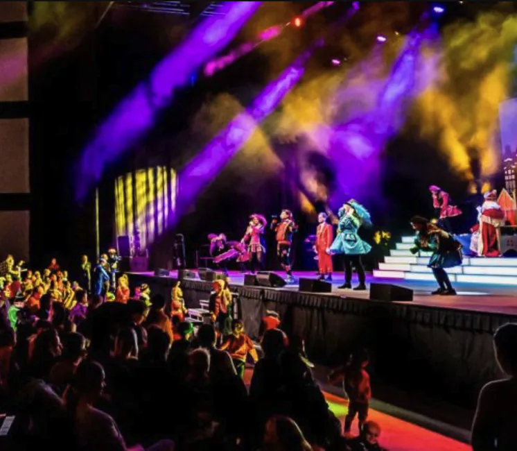 Sfeerfoto van het podium tijdens De Mega Sint Show