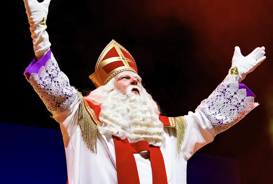 Sinterklaas met zijn grote boek tijdens de show